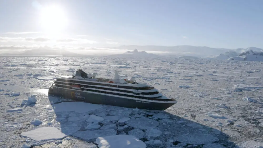 砕けた流氷が広がる海を進むワールドエクスプローラー号