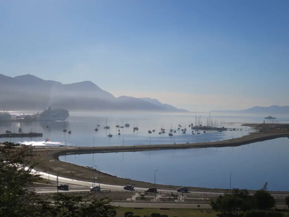 ウシュアイアの港と山々、多くの船が浮かぶ風景