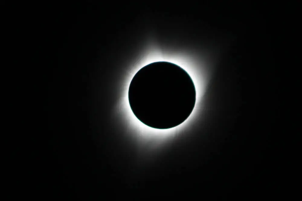 皆既日食の瞬間、太陽のまわりに白く輝くコロナが広がる様子。