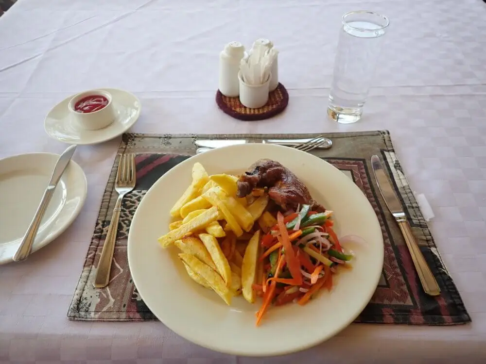 チキンとフライドポテト、サラダが盛られた昼食プレート