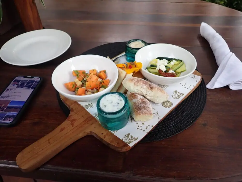 木製ボードに盛り付けられた色とりどりの昼食プレート