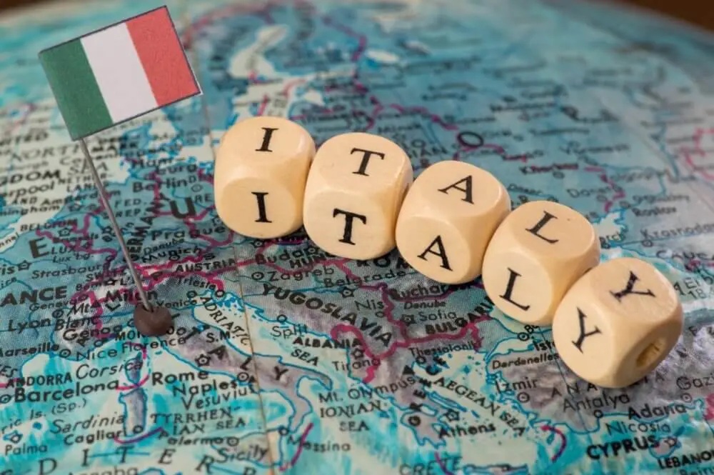 イタリアの地図に国旗と「ITALY」の文字のサイコロが置かれている