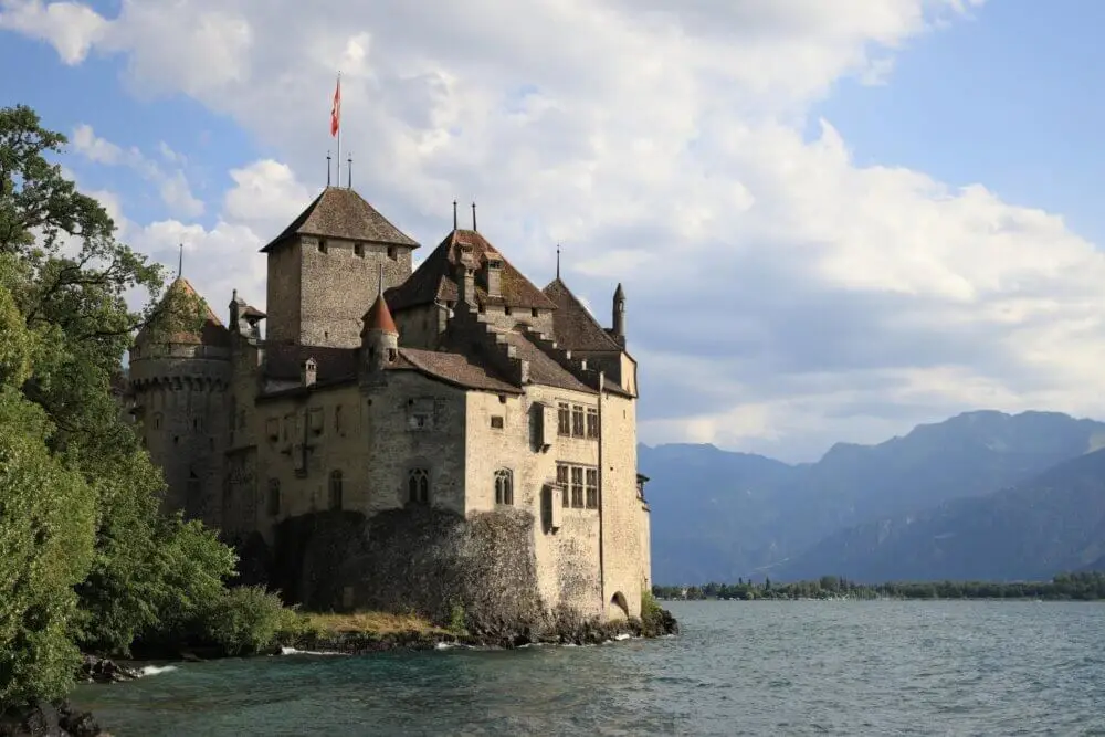 スイスの湖畔に建つ、複数の塔を持つ石造りの古城