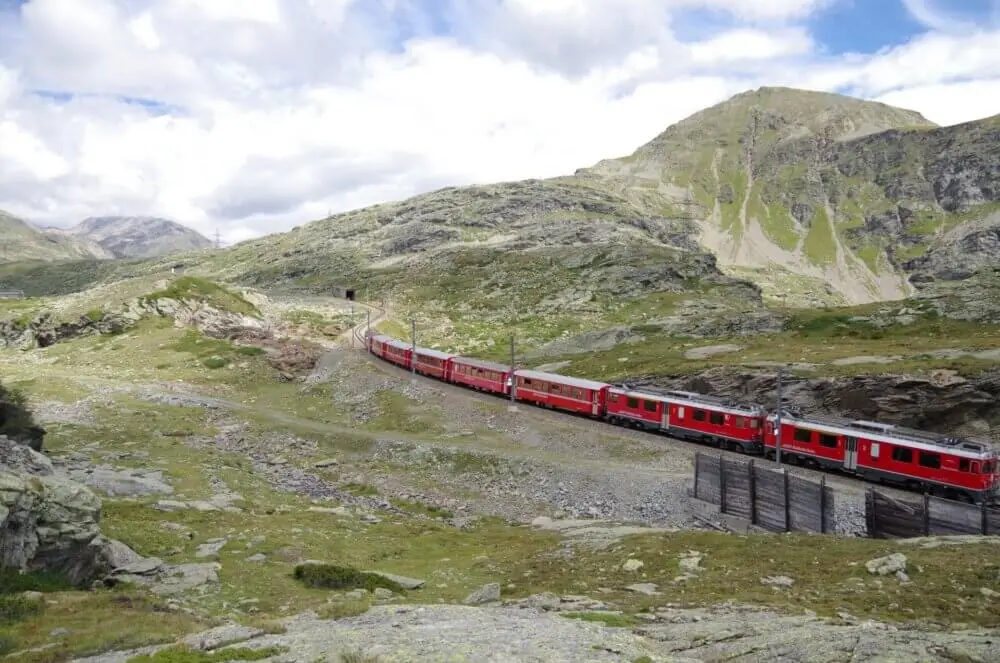 スイスの山岳地帯を走る赤い列車