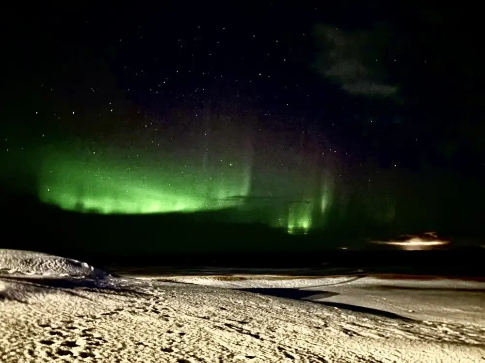アイスランドの夜空に現れた、神秘的な緑色のオーロラ。