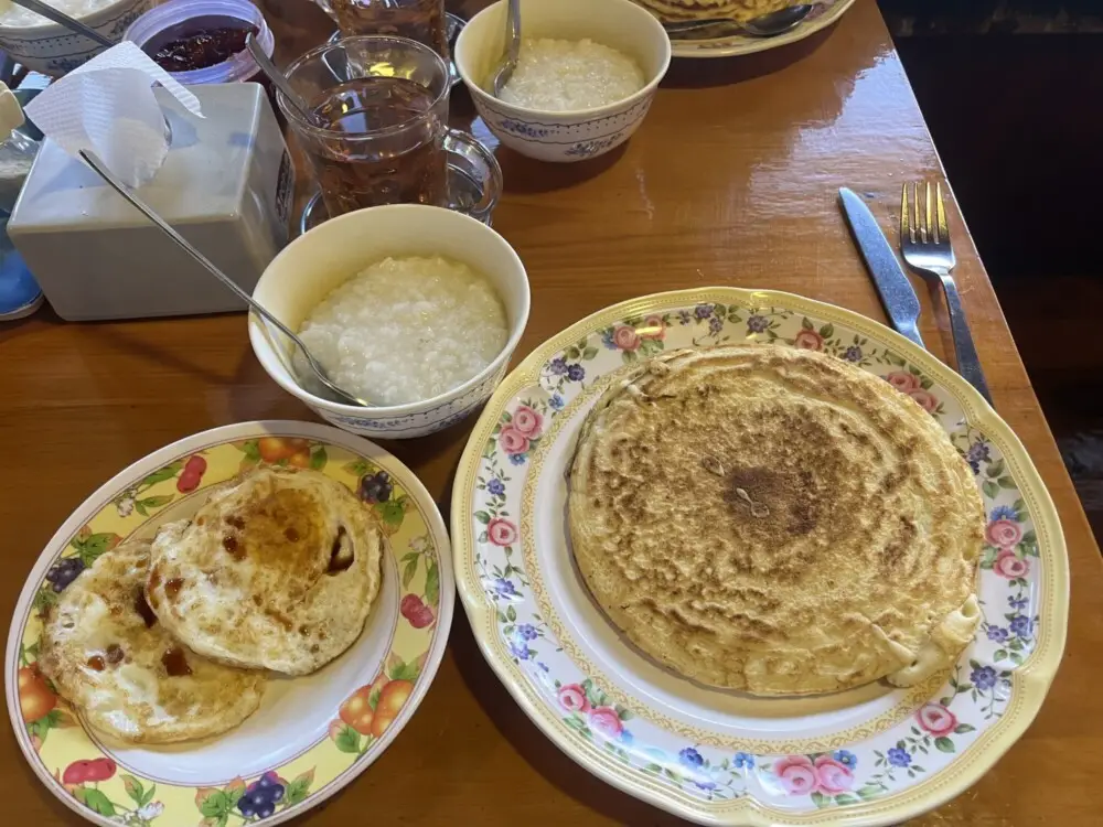 ネパールのロッジで出されたパンケーキとポリッジの食事