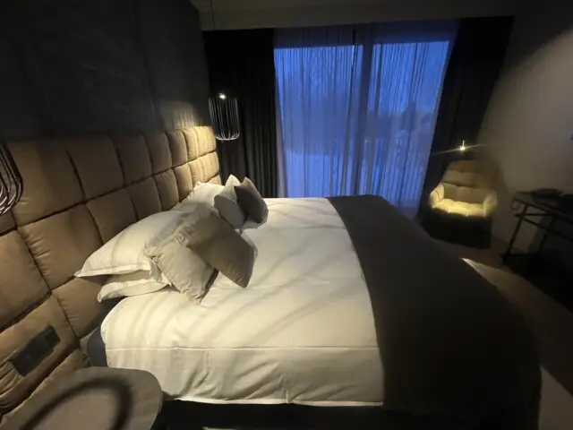ゲイシール地域のホテル客室、夜を迎える窓辺と落ち着いた寝具。