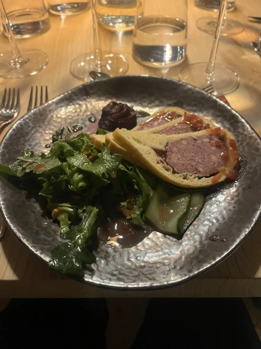 ミートローフのような肉料理と新鮮なグリーンサラダ。