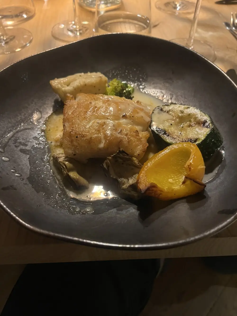 白身魚のソテーと彩り豊かなグリル野菜のメイン料理。