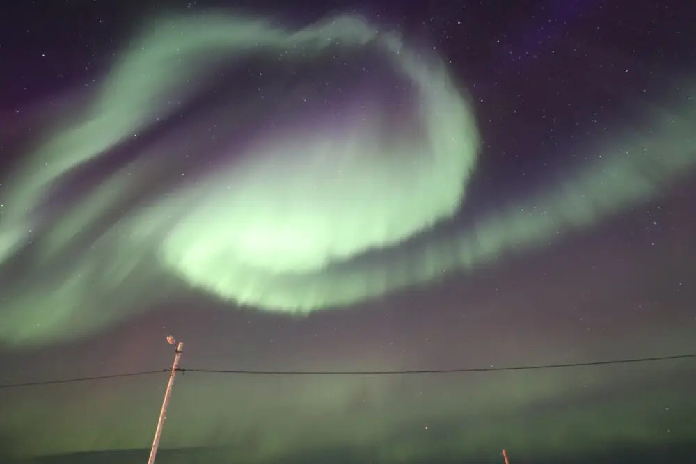 緑と紫のオーロラが夜空を舞うノルウェーの絶景