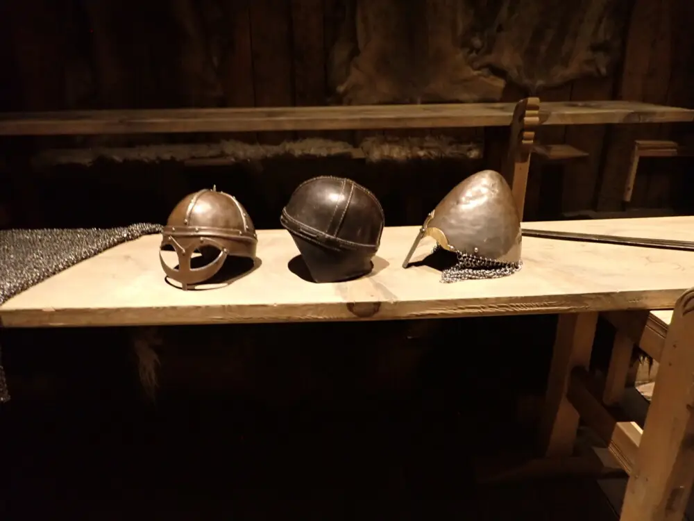 バイキングミュージアムに展示された三つの兜