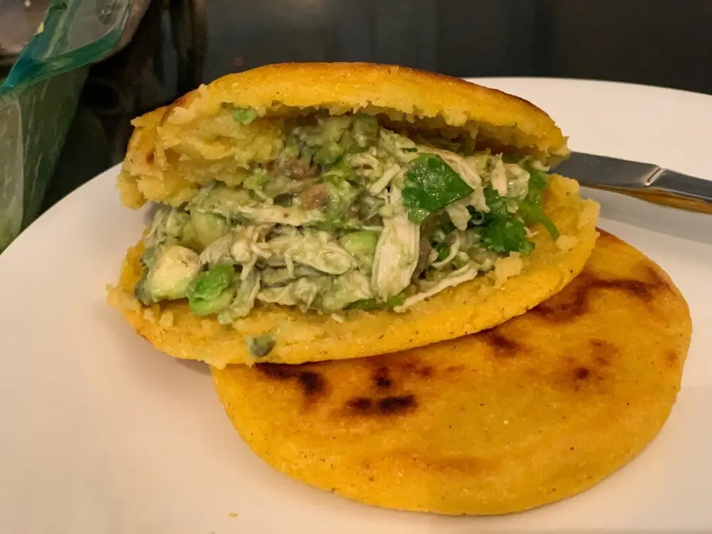 鶏肉とアボカドを挟んだベネズエラ料理のアレパ