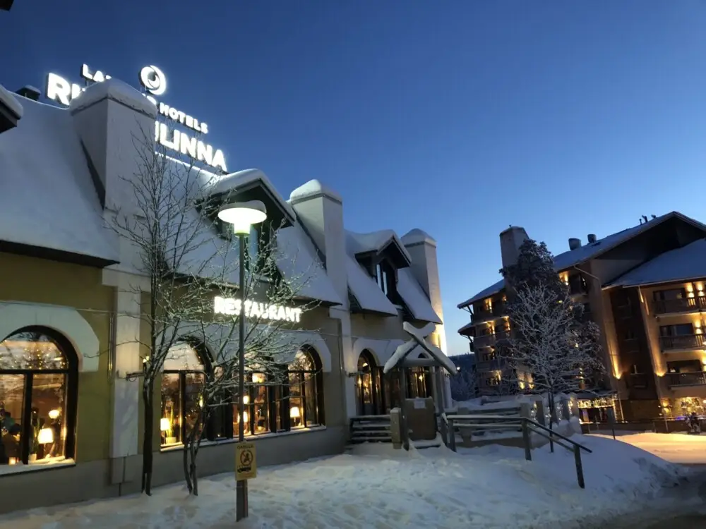 フィンランドの雪深い街で夜空の下に佇むホテルとレストラン。