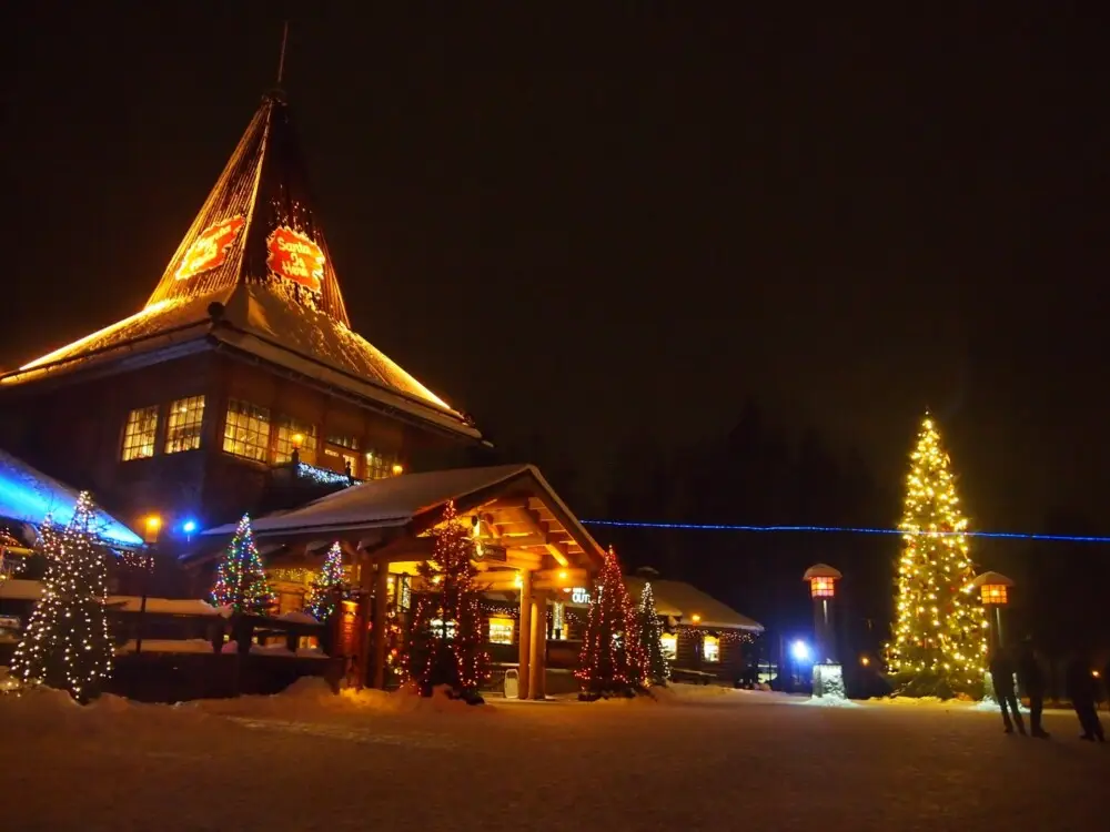 夜のサンタクロース村を彩る光と雪景色