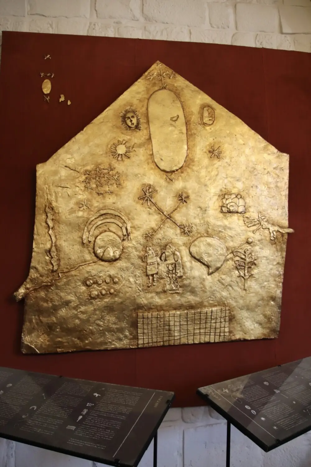 インカ文明の神話や宇宙観を表現した、金色のレリーフの展示。