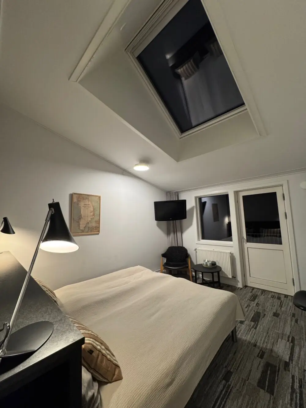天窓のあるシンプルな内装のホテルの客室。