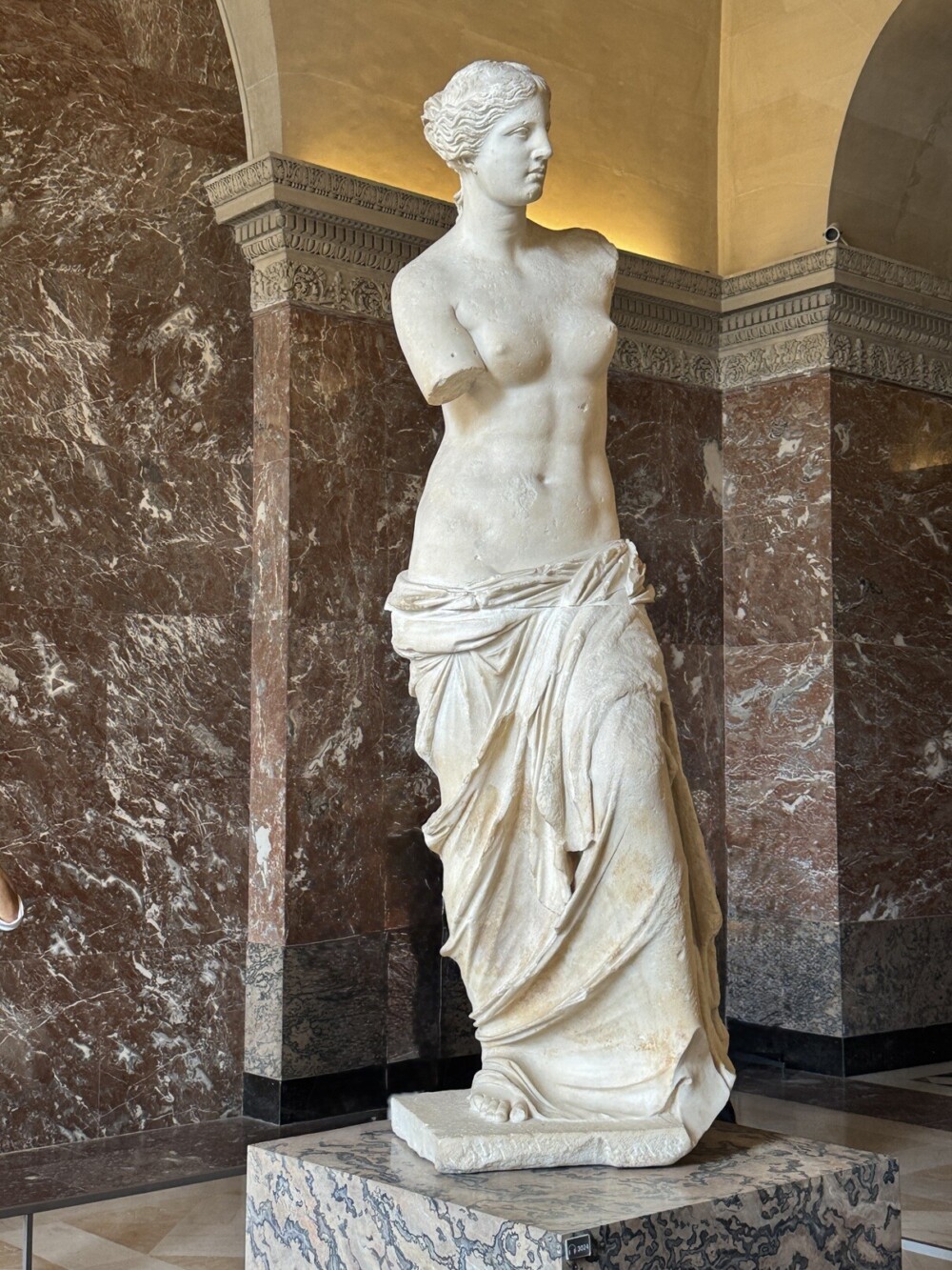 ルーヴル美術館のミロのヴィーナス像の全体像