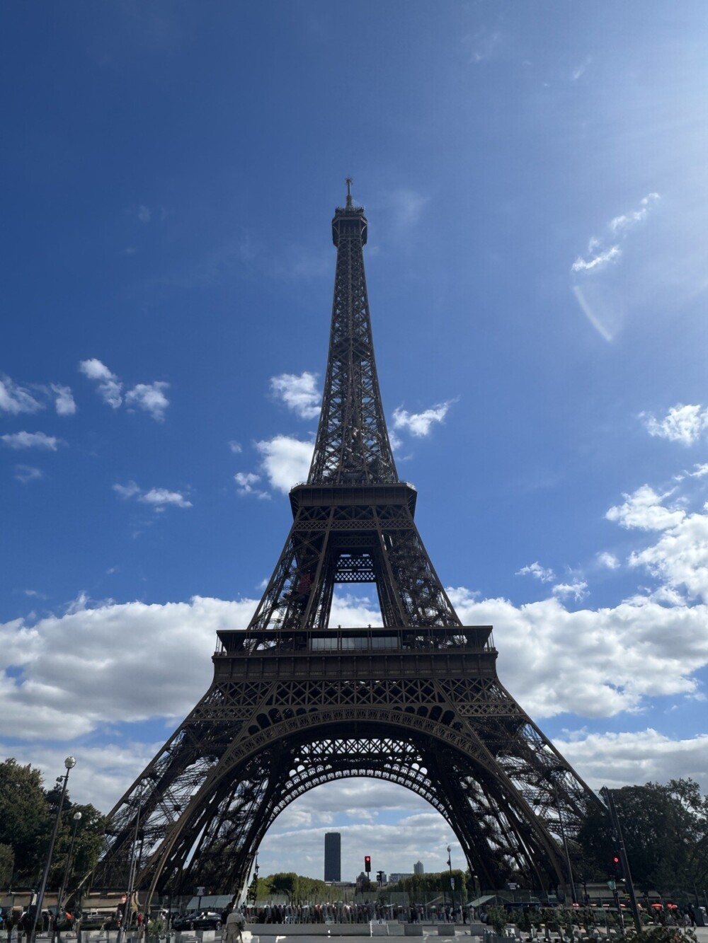 快晴の空を背景にそびえ立つエッフェル塔